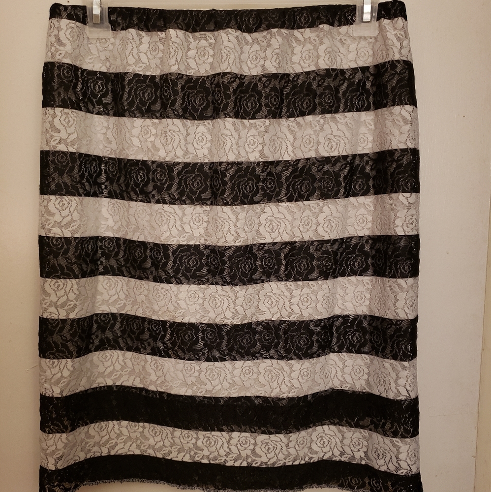 Elle Lace Knit Pull On Skirt Black White Roses
